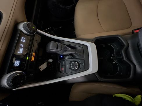 Used 2022 Toyota RAV4 XLE image 25