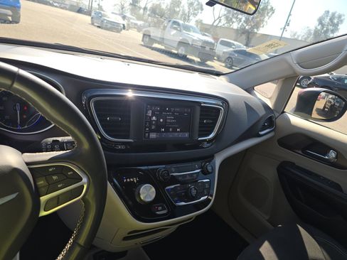 Used 2022 Chrysler Voyager LX image 16