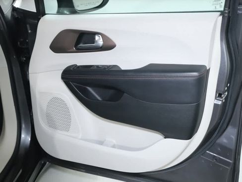 Used 2017 Chrysler Pacifica Touring-L Plus w/ Tire & Wheel Group FWD image 33