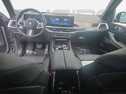 Used 2024 BMW X7 xDrive40i w/ M Sport Package AWD/4WD image 3
