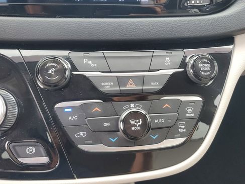 Used 2017 Chrysler Pacifica Touring-L image 23