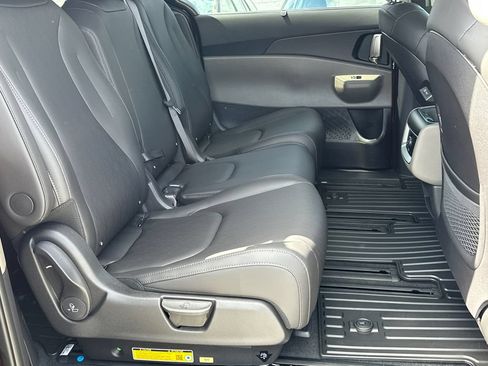 Certified 2026 Kia Carnival EX FWD image 14