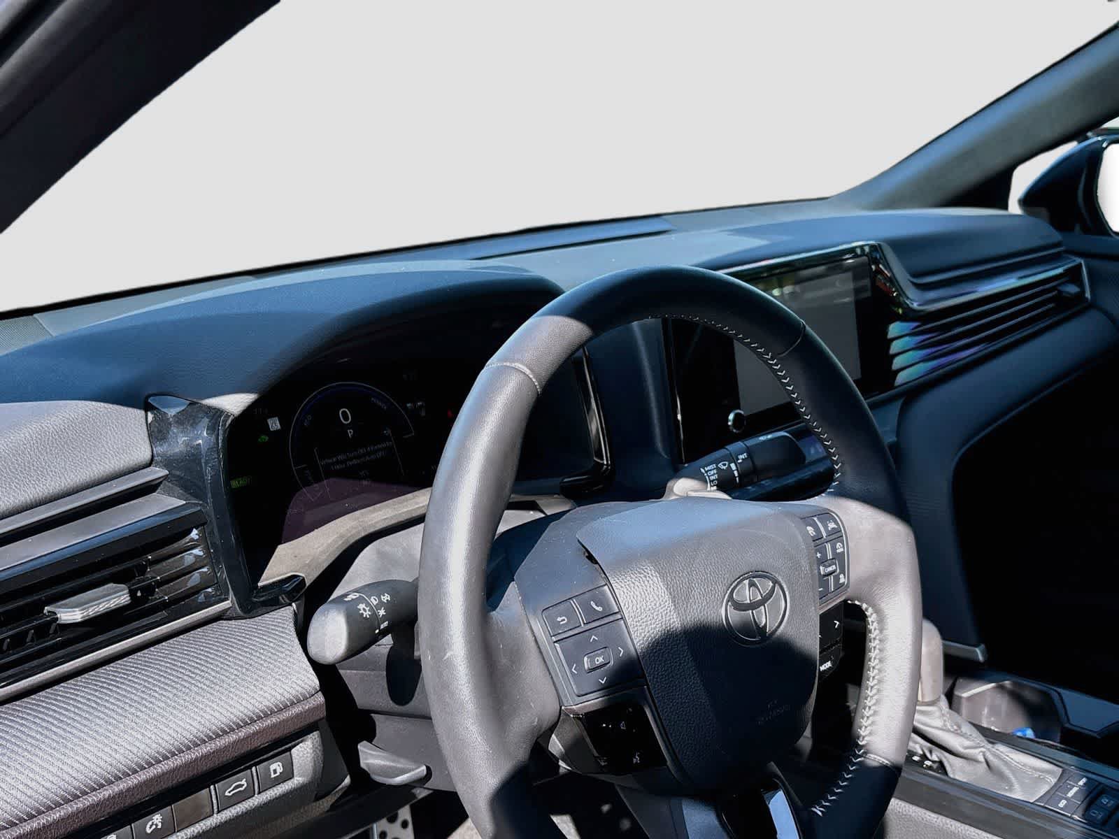 Used 2025 Toyota Camry SE w/ Convenience Package FWD image 9