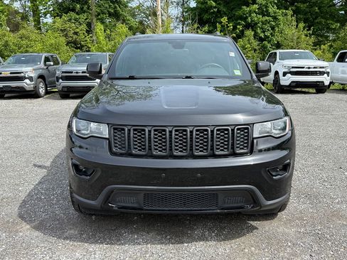 Used 2017 Jeep Grand Cherokee Limited RWD image 2