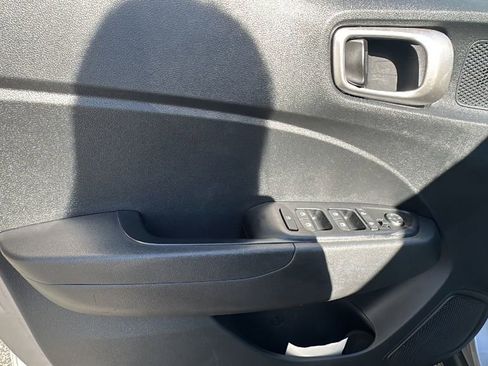 Used 2024 Hyundai Venue SEL image 15