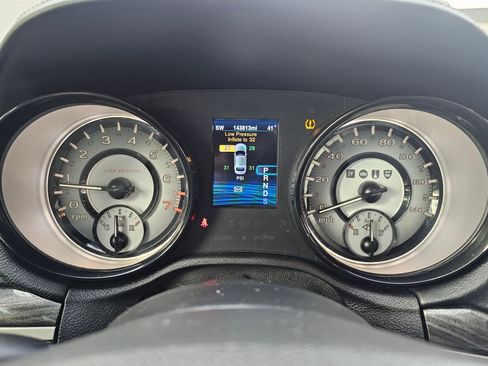 Used 2014 Chrysler 300 C image 21