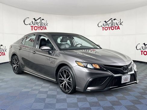Used 2024 Toyota Camry SE image 3