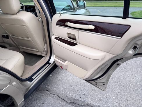 Used 2008 Lincoln Town Car Signature Limited RWD image 15