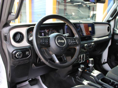 Used 2025 Jeep Gladiator Sport AWD/4WD image 13