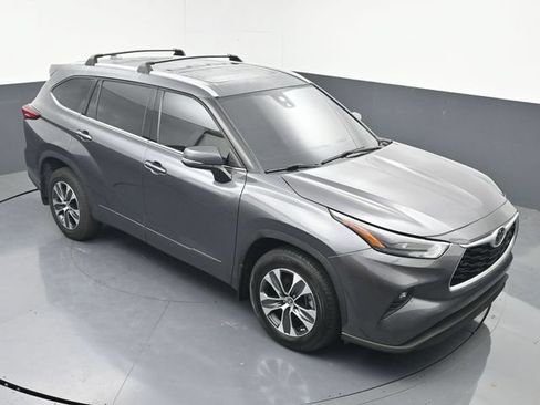 Used 2022 Toyota Highlander XLE AWD/4WD image 40