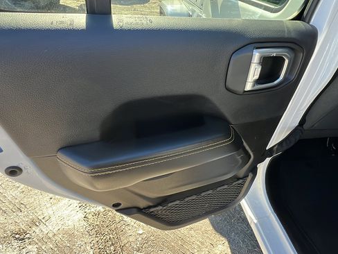 Used 2025 Jeep Wrangler Sahara image 22