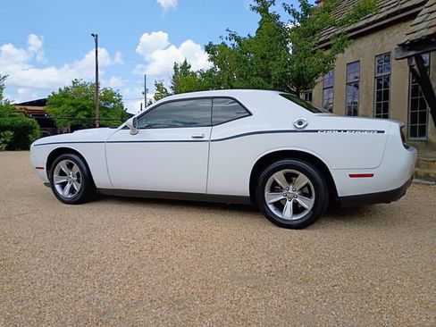 Used 2017 Dodge Challenger SXT RWD image 8