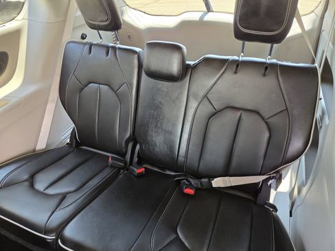 Used 2023 Chrysler Pacifica Limited FWD image 24