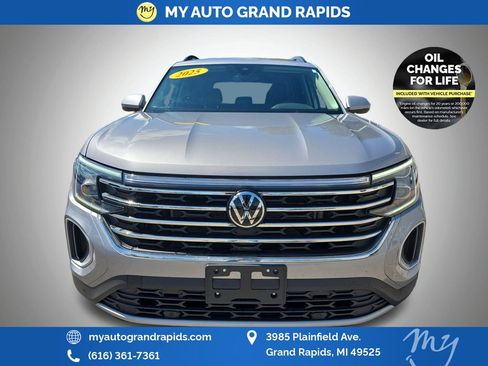 Used 2025 Volkswagen Atlas SE AWD/4WD image 2