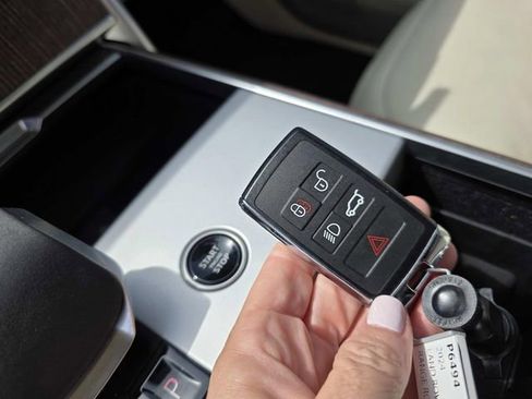 Used 2024 Land Rover Range Rover SE image 13