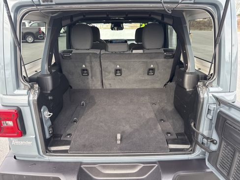 Used 2025 Jeep Wrangler Sahara image 5