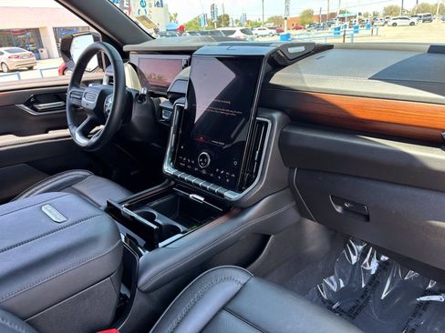 Used 2025 GMC Yukon XL Denali AWD/4WD image 10