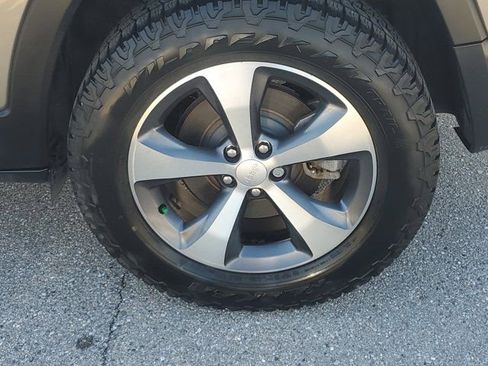 Used 2020 Jeep Cherokee Limited w/ Luxury Group image 12