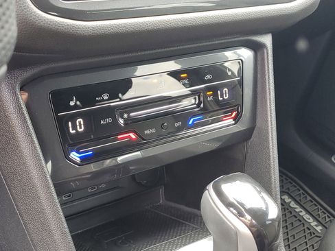 Used 2022 Volkswagen Tiguan SE R-Line image 26