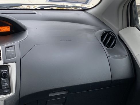 Used 2009 Toyota Yaris 4-Door Hatchback image 22