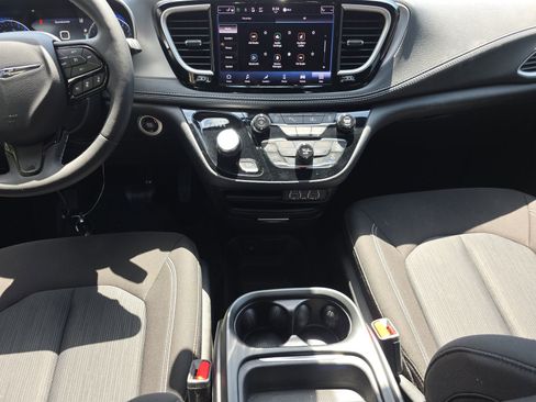 Used 2023 Chrysler Pacifica Touring FWD image 16