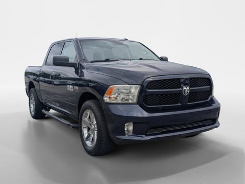 Used 2017 RAM 1500 Express RWD image 2
