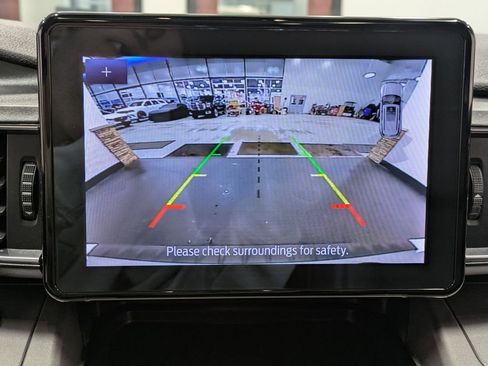 Used 2022 Ford Explorer XLT w/ Equipment Group 202A image 12