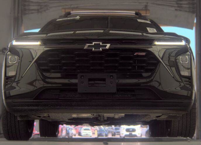 Used 2025 Chevrolet Trax RS w/ Driver Confidence Package FWD image 2