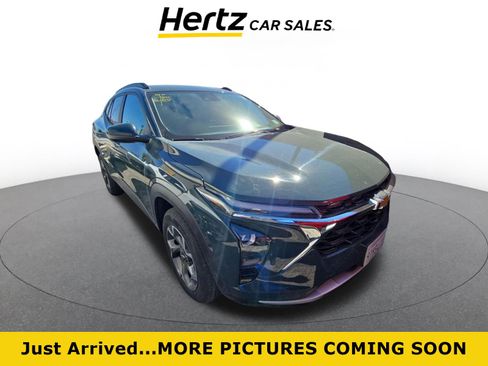 Used 2025 Chevrolet Trax LT image 1