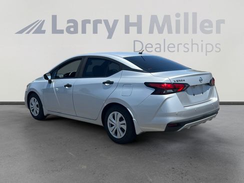 Used 2020 Nissan Versa S FWD image 3
