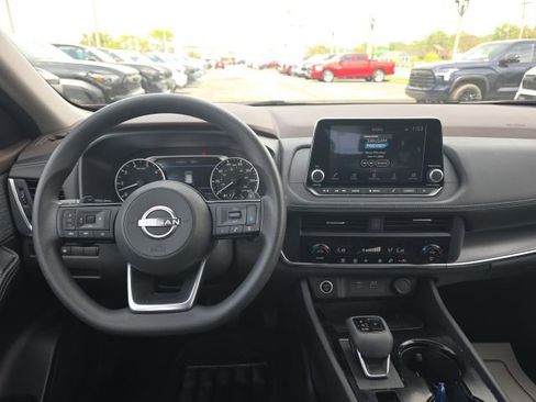 Used 2023 Nissan Rogue SV image 11