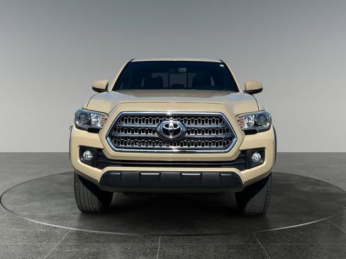 Used 2016 Toyota Tacoma TRD Off-Road AWD/4WD image 3