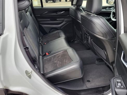 Used 2023 Jeep Grand Cherokee Altitude image 11