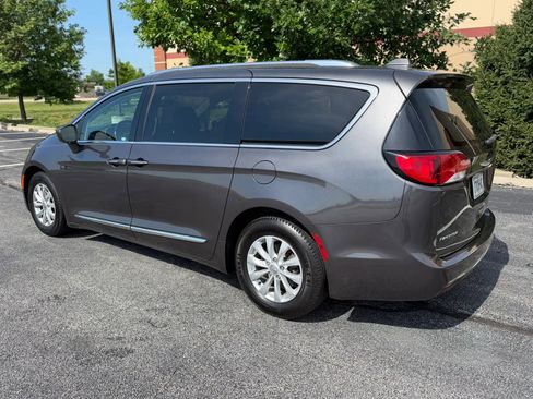 Used 2018 Chrysler Pacifica Touring-L w/ Premium Audio Group FWD image 3