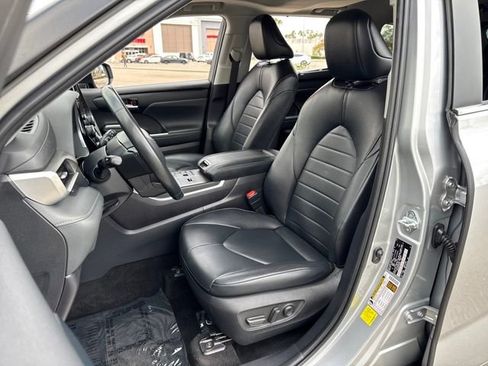 Used 2023 Toyota Highlander XLE image 5