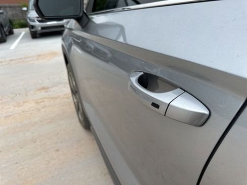 Used 2024 Volkswagen Taos SE image 3