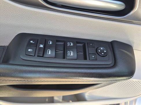 Used 2023 Chrysler Pacifica Touring-L FWD image 12