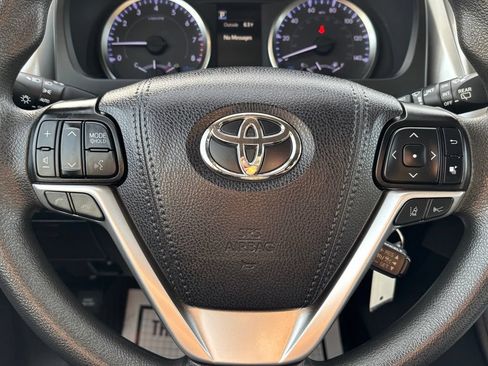 Used 2019 Toyota Highlander LE AWD/4WD image 26