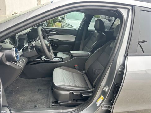 Used 2025 Chevrolet Trax LT image 37