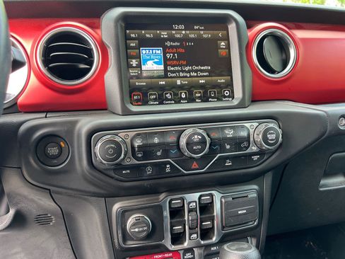 Used 2023 Jeep Wrangler Unlimited Rubicon w/ Cold Weather Group AWD/4WD image 29