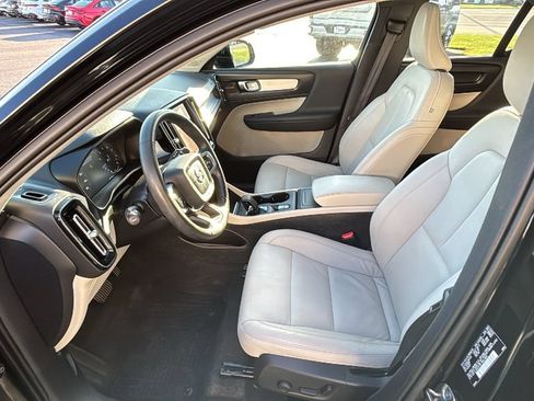 Used 2022 Volvo XC40 T5 Momentum w/ Premium Package AWD/4WD image 25