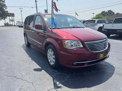 Used 2014 Chrysler Town & Country Touring w/ Driver Convenience Group FWD image 8