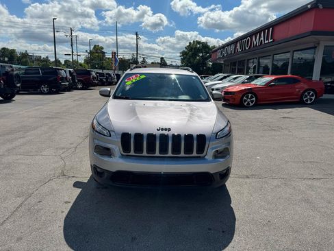 Used 2018 Jeep Cherokee Latitude w/ Altitude Package AWD/4WD image 8