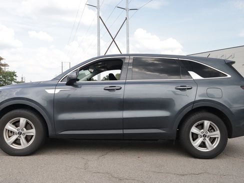 Used 2022 Kia Sorento LX FWD image 2