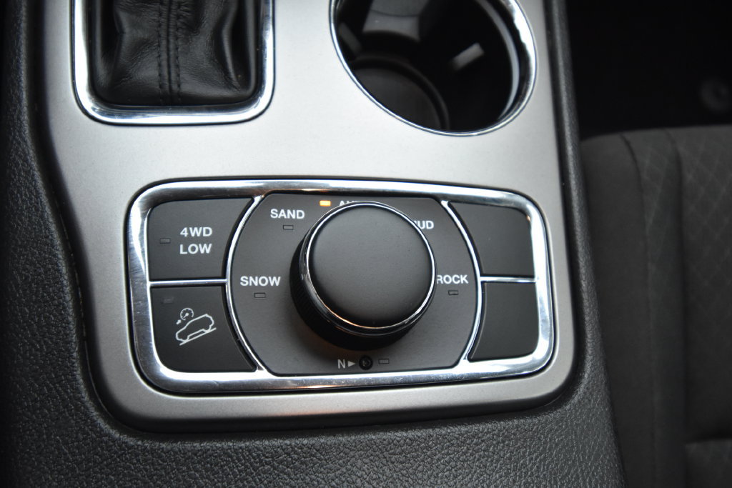 Used 2019 Jeep Grand Cherokee Laredo AWD/4WD image 27