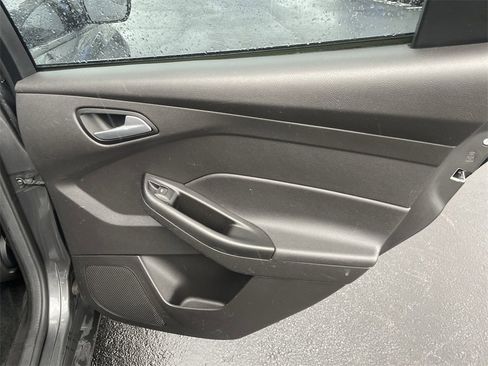 Used 2018 Ford Focus SE w/ SE Appearance Package image 22