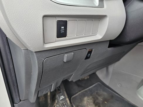 Used 2020 Toyota Sienna LE w/ Carpet Mat Package image 13