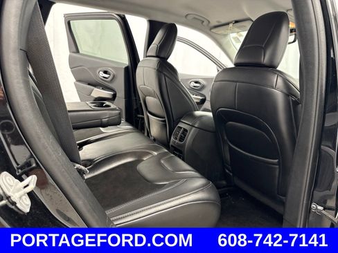 Used 2019 Jeep Cherokee Latitude Plus w/ Comfort/Convenience Group AWD/4WD image 28