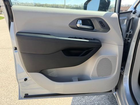 Used 2024 Chrysler Pacifica Touring-L FWD image 14