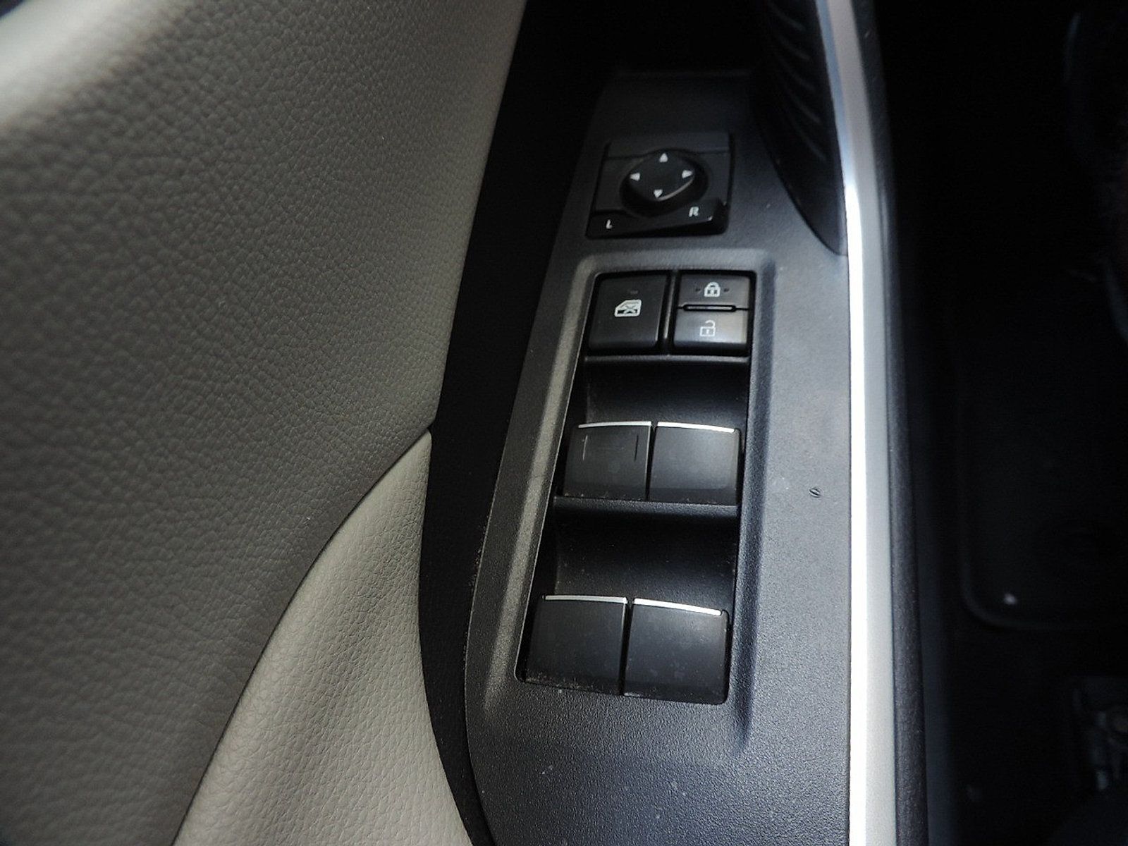 Used 2019 Toyota RAV4 XLE Premium FWD image 22